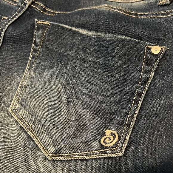 3D silver embellishments on unique jeans - Picture 9 of 9